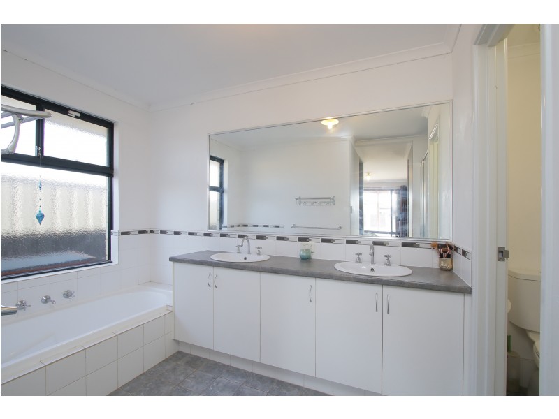 50 Bordeaux Parade, Piara Waters WA 6112