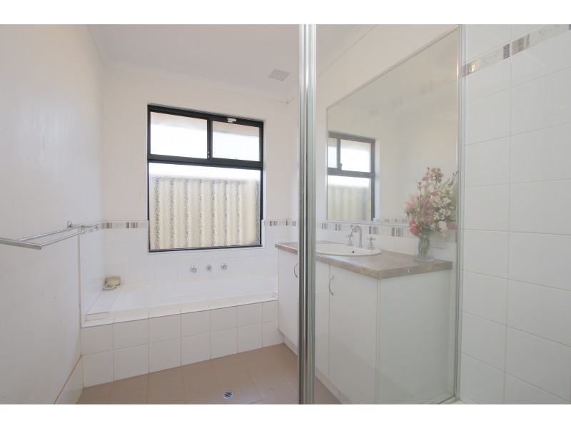 50 Bordeaux Parade, Piara Waters WA 6112