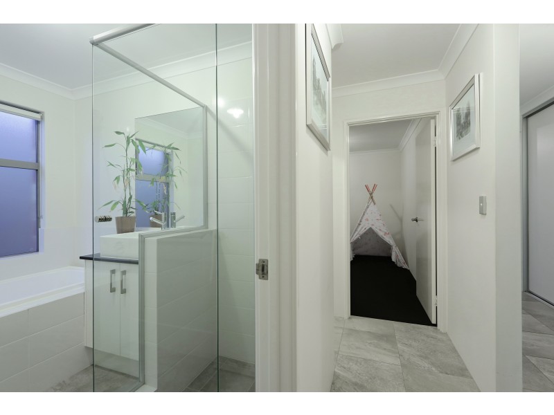 15 Egrove Lane, Piara Waters WA 6112