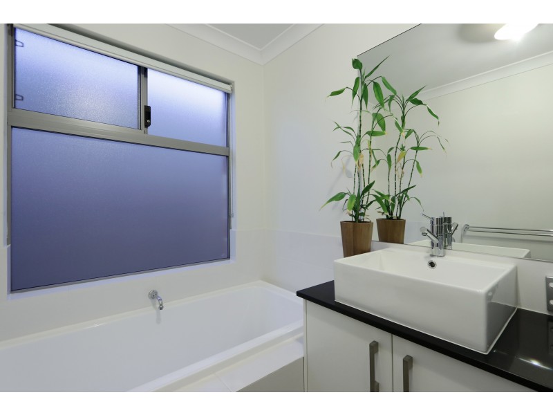 15 Egrove Lane, Piara Waters WA 6112