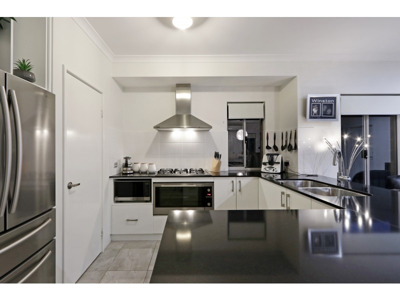 15 Egrove Lane, Piara Waters WA 6112