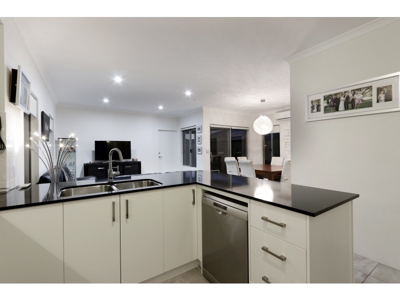 15 Egrove Lane, Piara Waters WA 6112