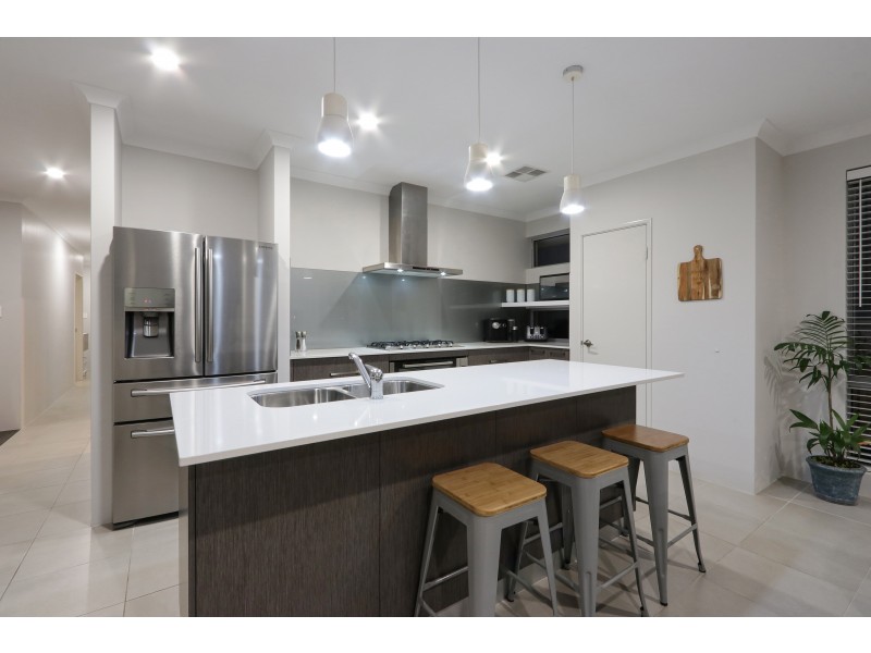 6 Plavin Street, Piara Waters WA 6112