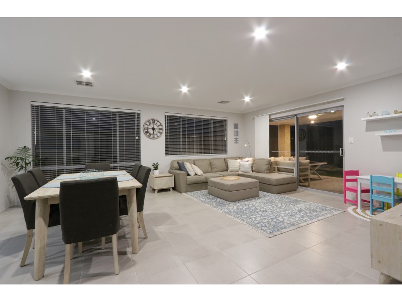 6 Plavin Street, Piara Waters WA 6112