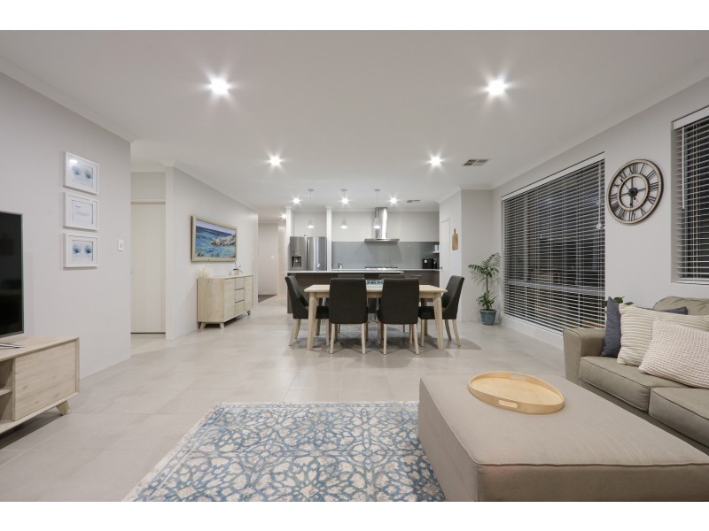 6 Plavin Street, Piara Waters WA 6112