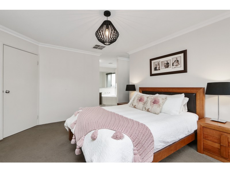 8 Jefferson Way, Piara Waters WA 6112
