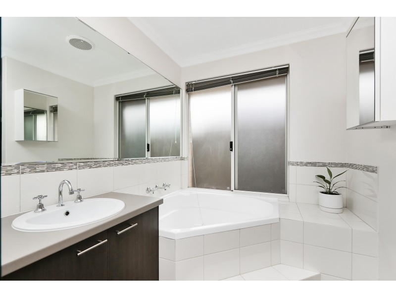 8 Jefferson Way, Piara Waters WA 6112