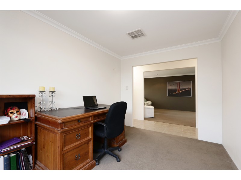 8 Jefferson Way, Piara Waters WA 6112