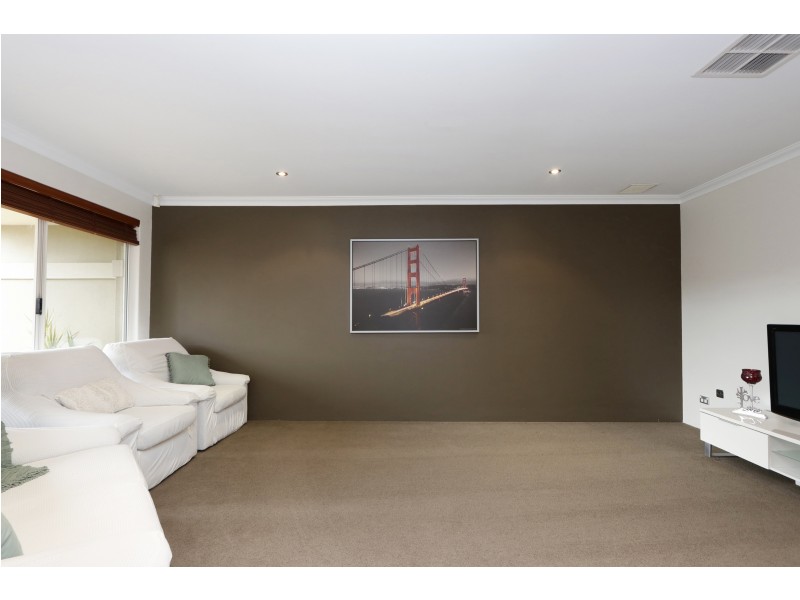 8 Jefferson Way, Piara Waters WA 6112