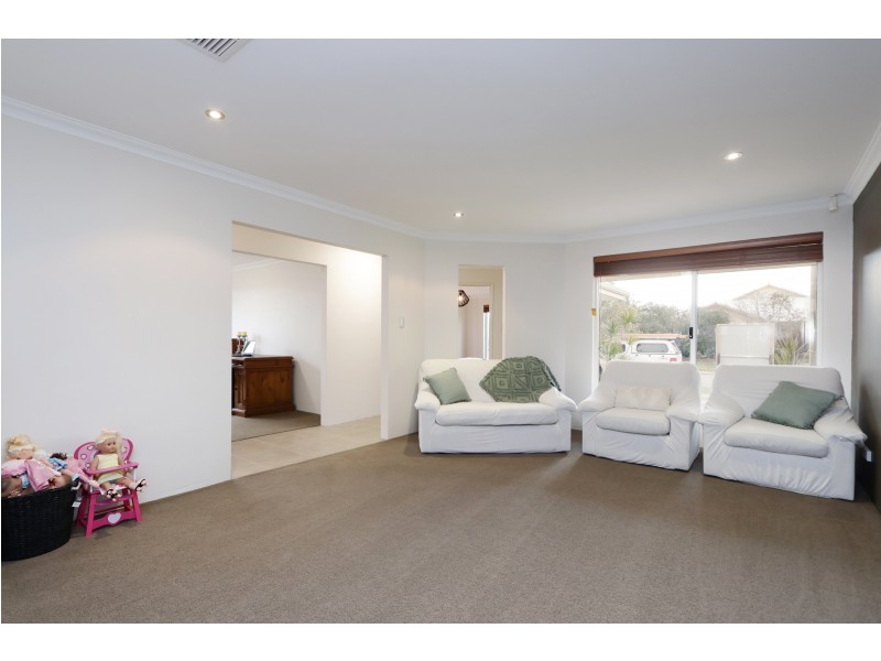 8 Jefferson Way, Piara Waters WA 6112