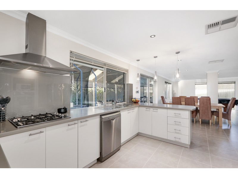 8 Jefferson Way, Piara Waters WA 6112