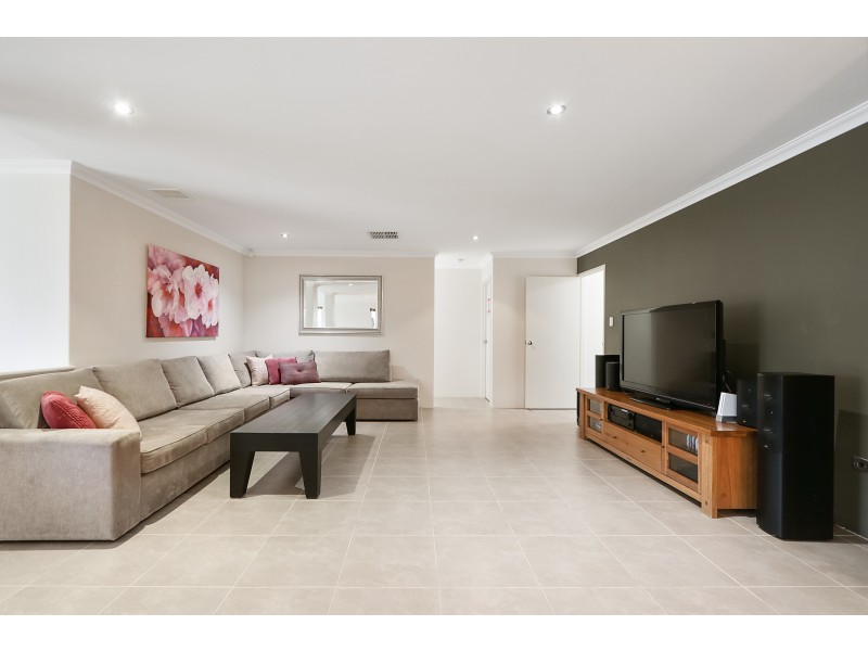 8 Jefferson Way, Piara Waters WA 6112