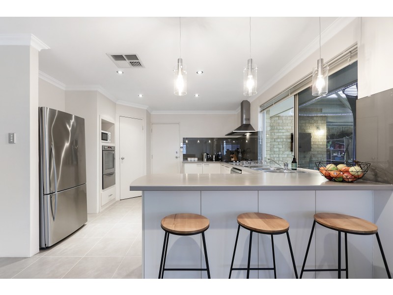 8 Jefferson Way, Piara Waters WA 6112