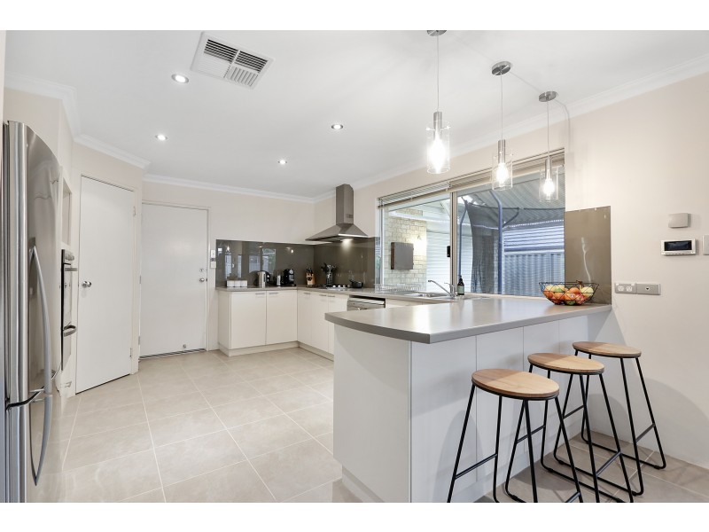 8 Jefferson Way, Piara Waters WA 6112