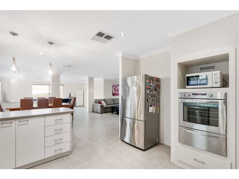 8 Jefferson Way, Piara Waters WA 6112