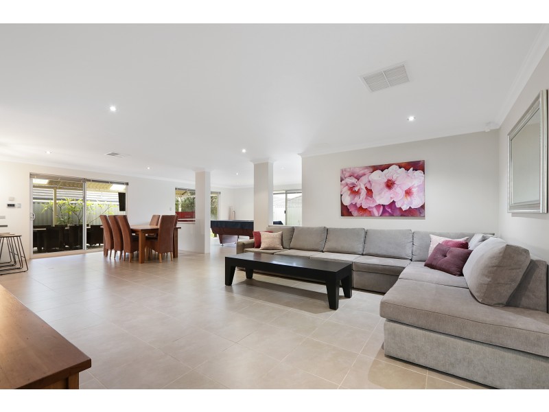 8 Jefferson Way, Piara Waters WA 6112