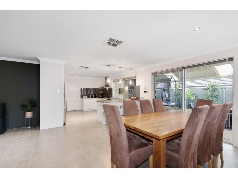 8 Jefferson Way, Piara Waters WA 6112
