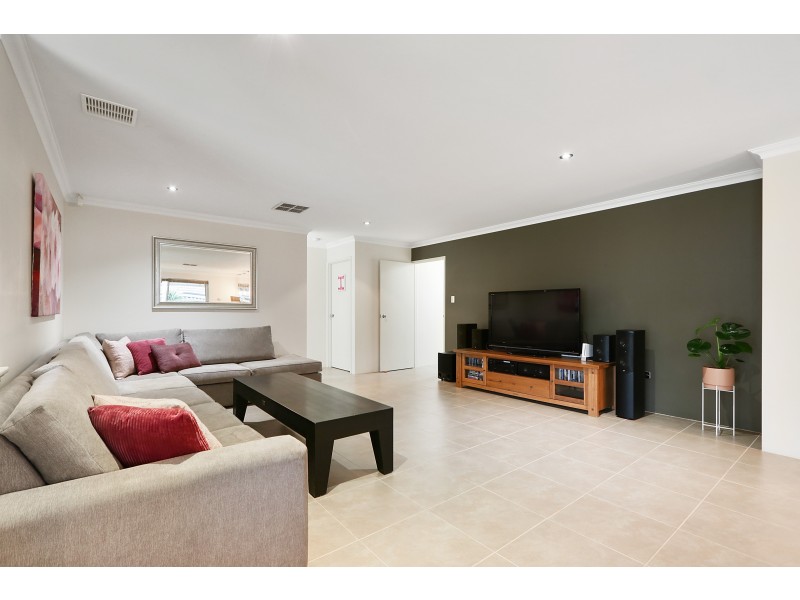8 Jefferson Way, Piara Waters WA 6112