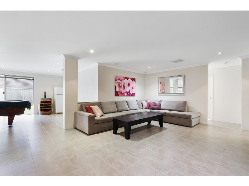8 Jefferson Way, Piara Waters WA 6112