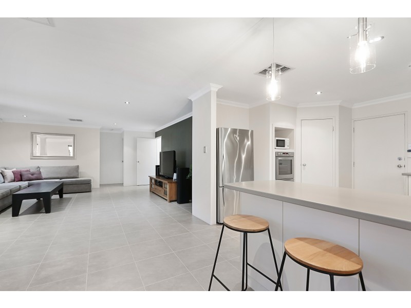 8 Jefferson Way, Piara Waters WA 6112