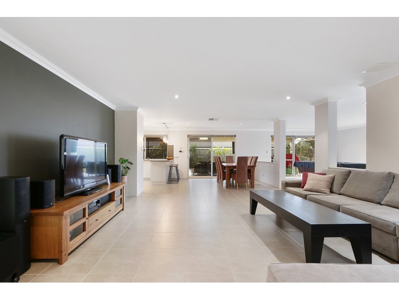 8 Jefferson Way, Piara Waters WA 6112