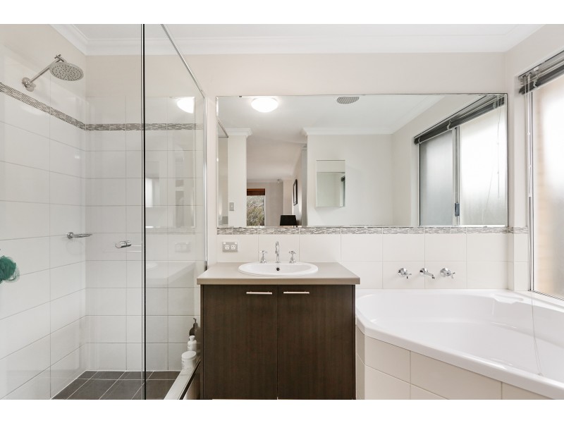 8 Jefferson Way, Piara Waters WA 6112