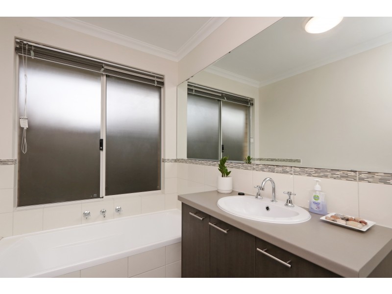 8 Jefferson Way, Piara Waters WA 6112