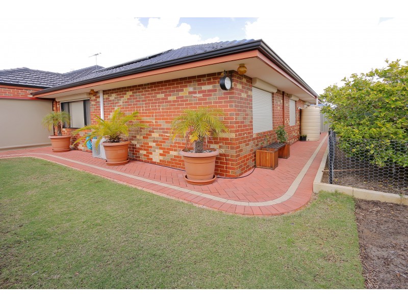 35 Bluestone Loop, Piara Waters WA 6112