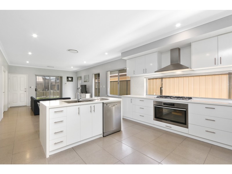 35 Miramar Way, Piara Waters WA 6112