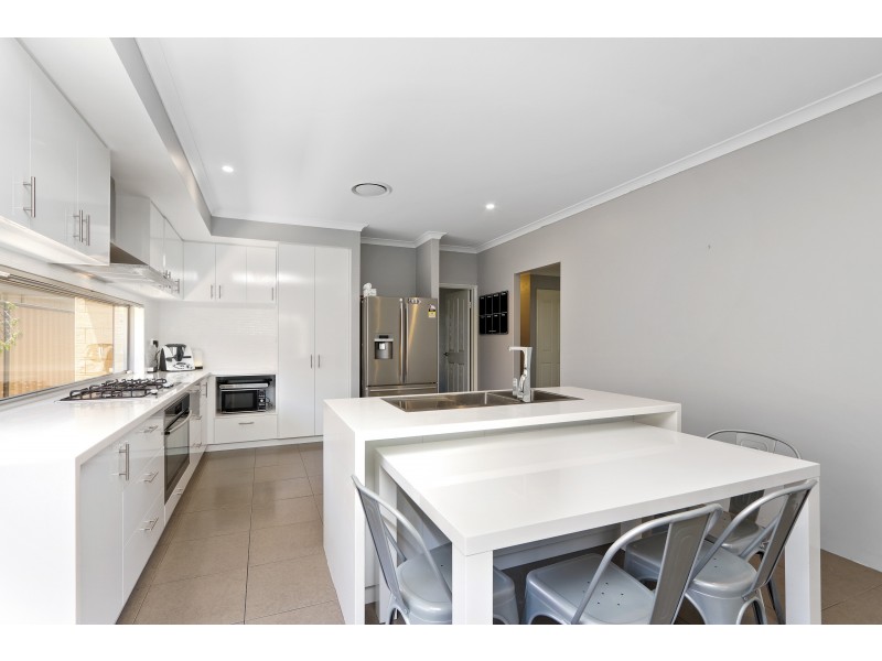 35 Miramar Way, Piara Waters WA 6112