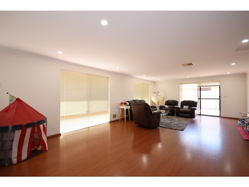 98 Amherst Road, Canning Vale WA 6155