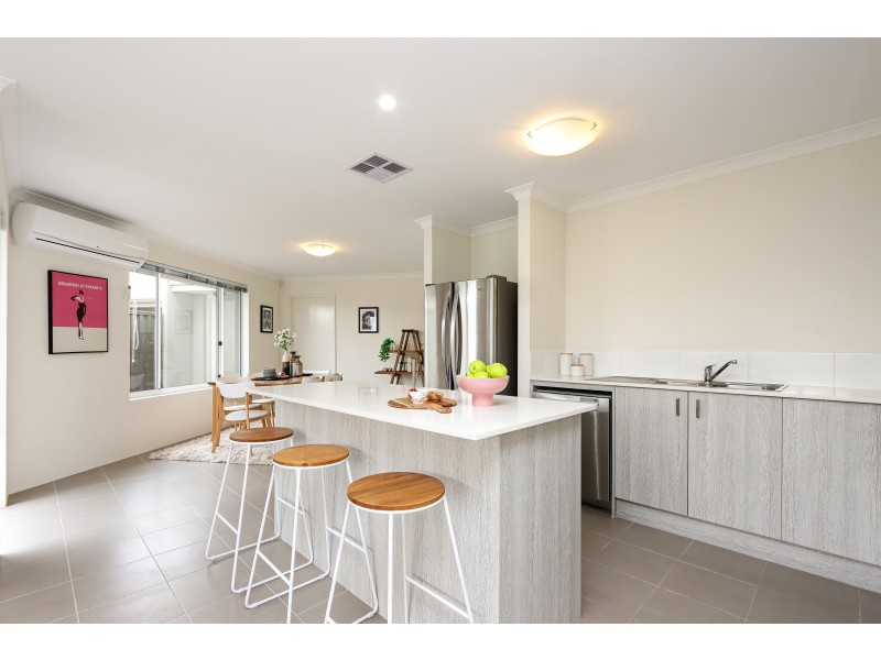 5 Chavez Close, Piara Waters WA 6112