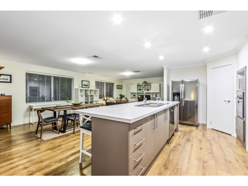 33 Benalla Drive, Harrisdale WA 6112