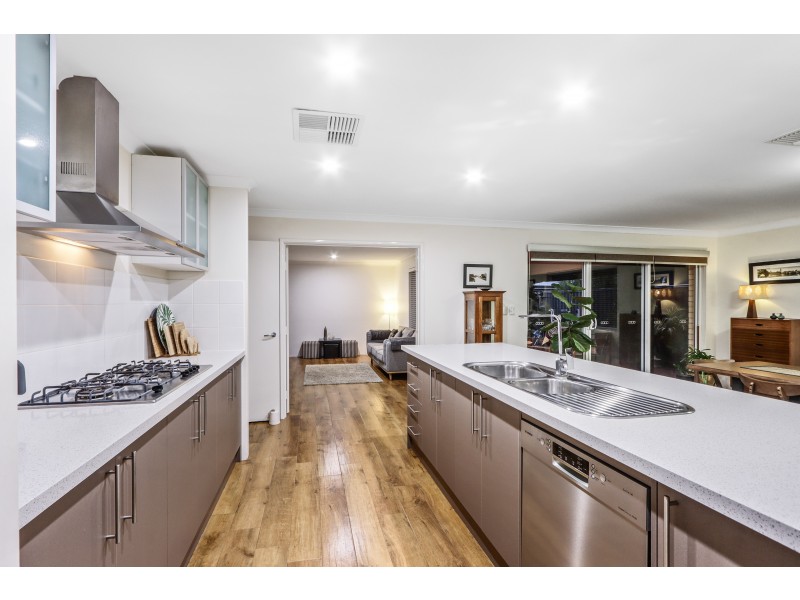 33 Benalla Drive, Harrisdale WA 6112