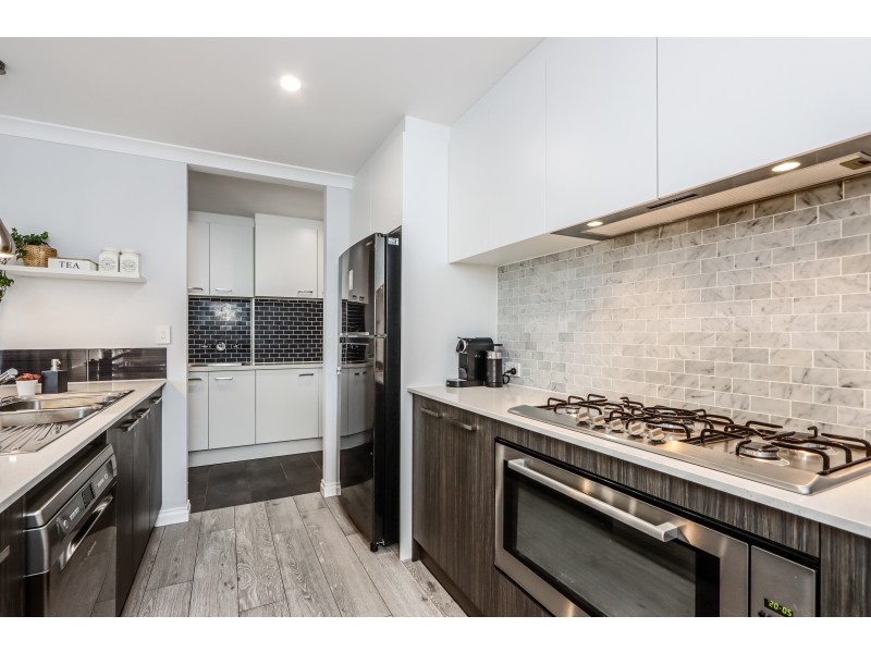 11 Sweetgum Way, Piara Waters WA 6112