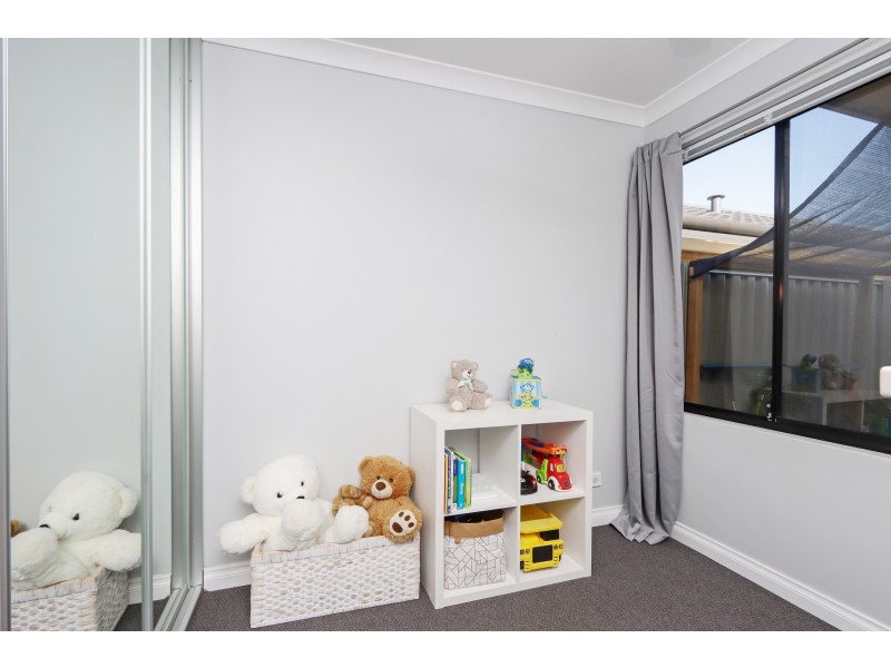 11 Sweetgum Way, Piara Waters WA 6112