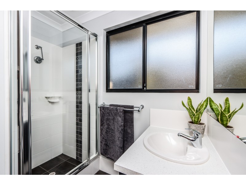 11 Sweetgum Way, Piara Waters WA 6112