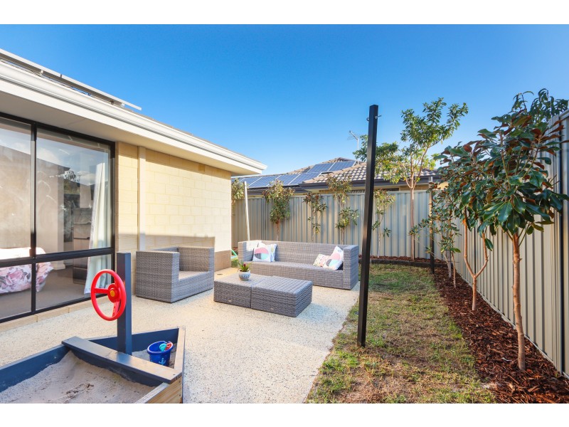 11 Sweetgum Way, Piara Waters WA 6112