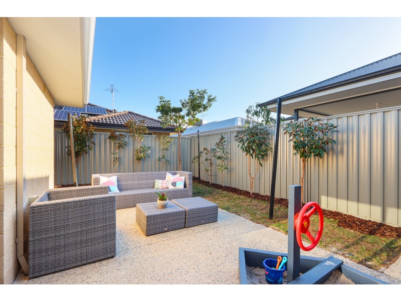 11 Sweetgum Way, Piara Waters WA 6112