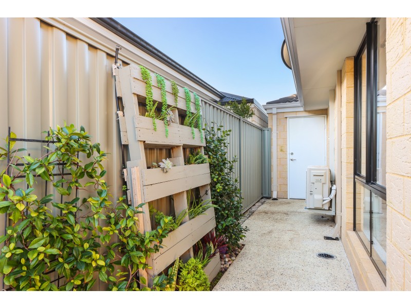 11 Sweetgum Way, Piara Waters WA 6112