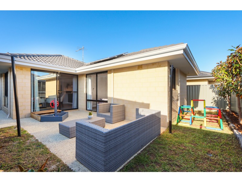 11 Sweetgum Way, Piara Waters WA 6112