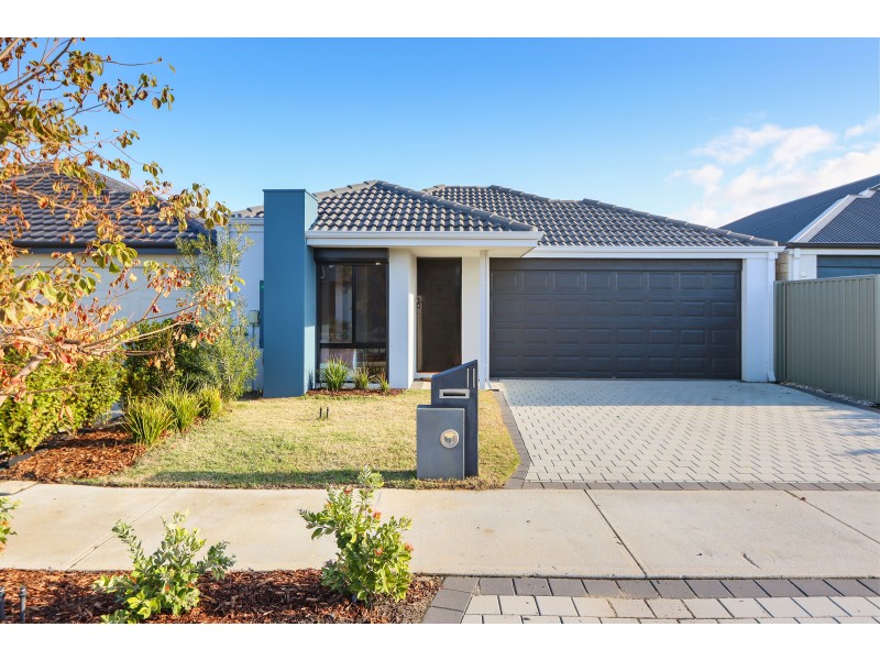 11 Sweetgum Way, Piara Waters WA 6112