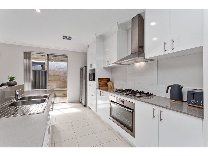 16 Flindell Way, Piara Waters WA 6112