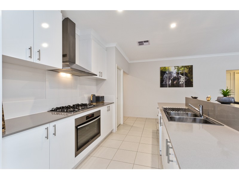 16 Flindell Way, Piara Waters WA 6112