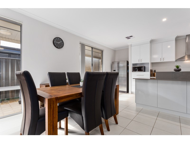 16 Flindell Way, Piara Waters WA 6112