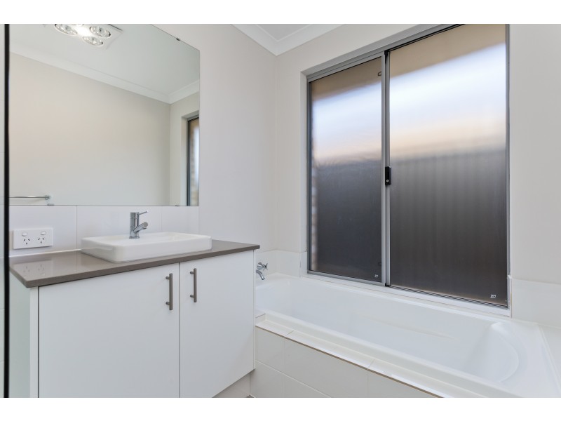 16 Flindell Way, Piara Waters WA 6112