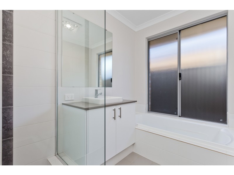 16 Flindell Way, Piara Waters WA 6112