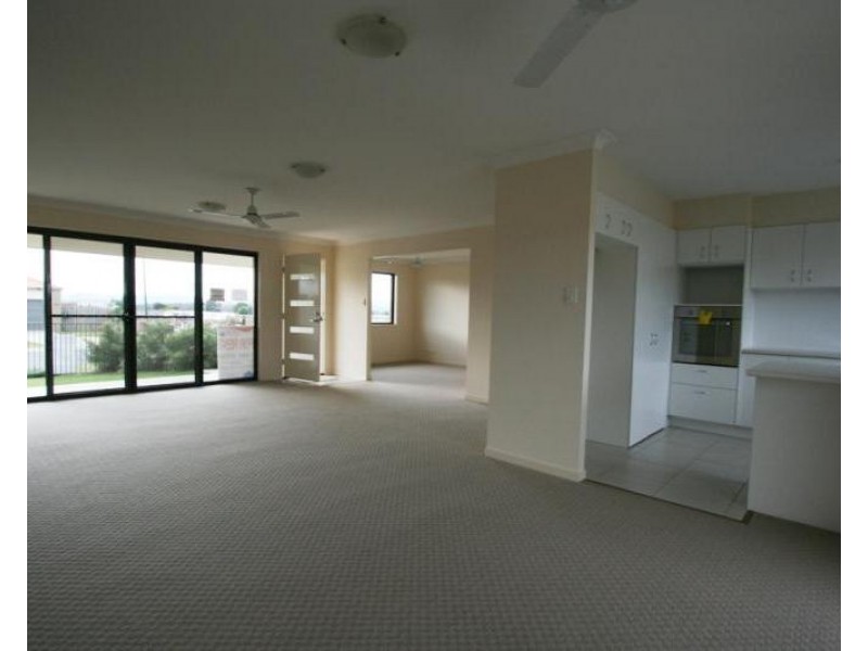 1/2 Currawong Street, Lowood QLD 4311