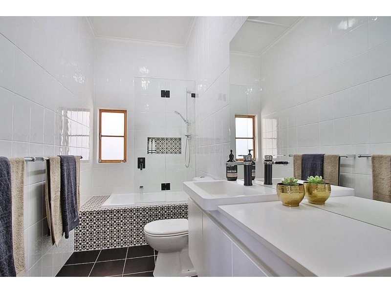 35 Stuart Street, Eastern Heights QLD 4305