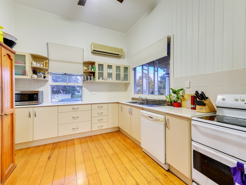 185 Blackstone Road, Silkstone QLD 4304